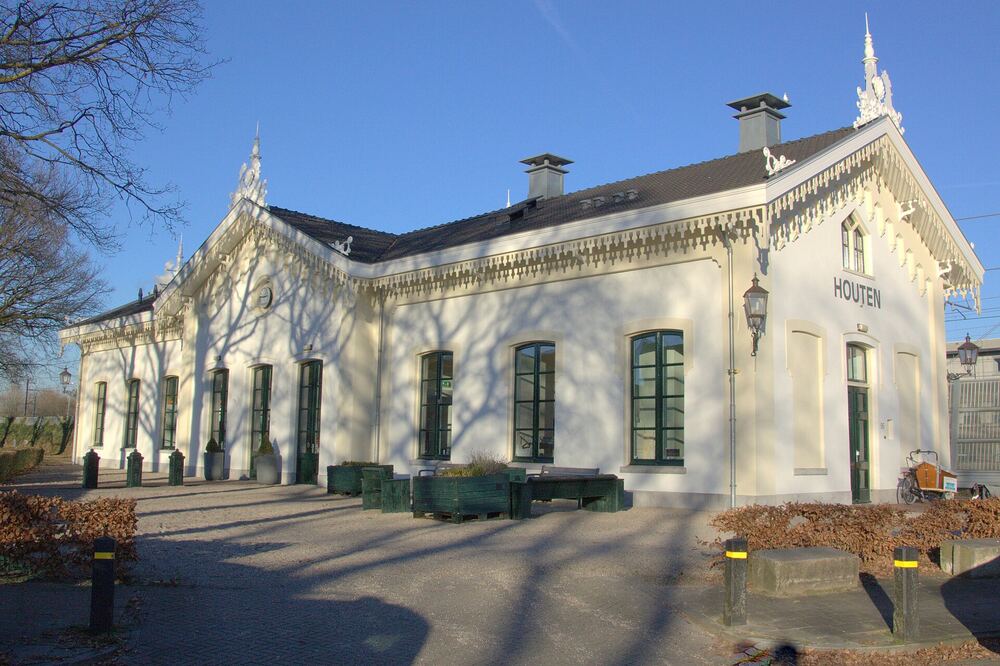 Het witte stationsgebouw uit 1868 van Het Oude Station in Houten in de winterzon, nu cultureel trefpunt met archeologiemuseum