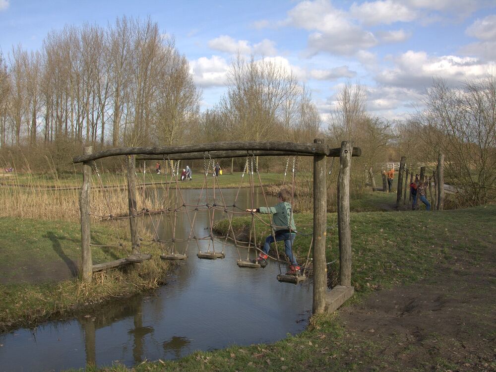 Spelend kind op het waterparcours in het Speelbos Nieuw Wulven bij Houten