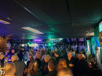 Eddies white discoparty met dj John Macraven dresscode white — muziek in Houten