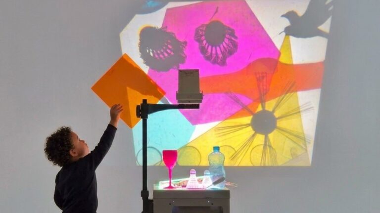 Kidslab in de Zeepfabriek: kinderen bouwen en ontdekken tussen de lichtkunst — familie-kids in Houten